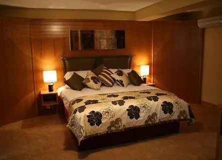 Upton Court מלון 3*