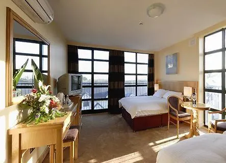 Upton Court 3* קילמוקרידג'