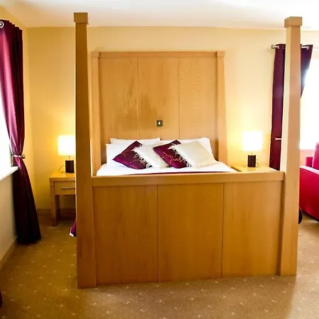 Upton Court 3* קילמוקרידג'
